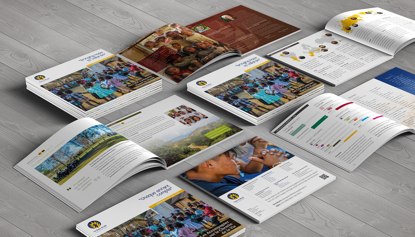 Rapports annuels ouverts sur un sol gris